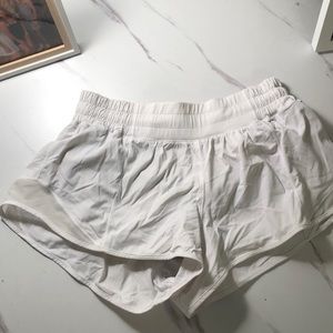 Lululemon white hotty hot shorts 2.5 inch